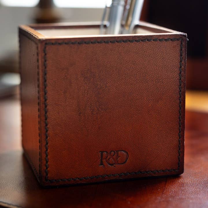Cognac Leren Vierkante Pennenhouder voor wholesale door Roberts and Dore
