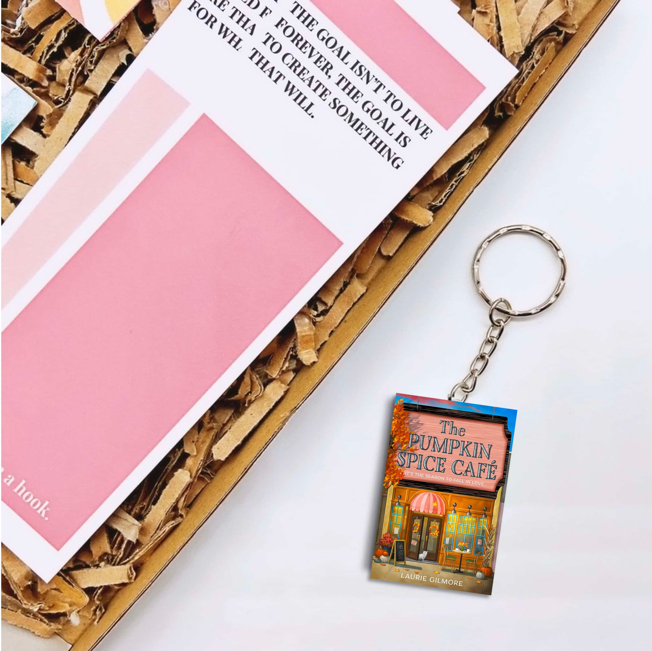 bookonahookco - Vente Boucles d'oreilles pendantes - Le Café aux Épices de Citrouille | Laurie Gilmore | Livre Miniature3