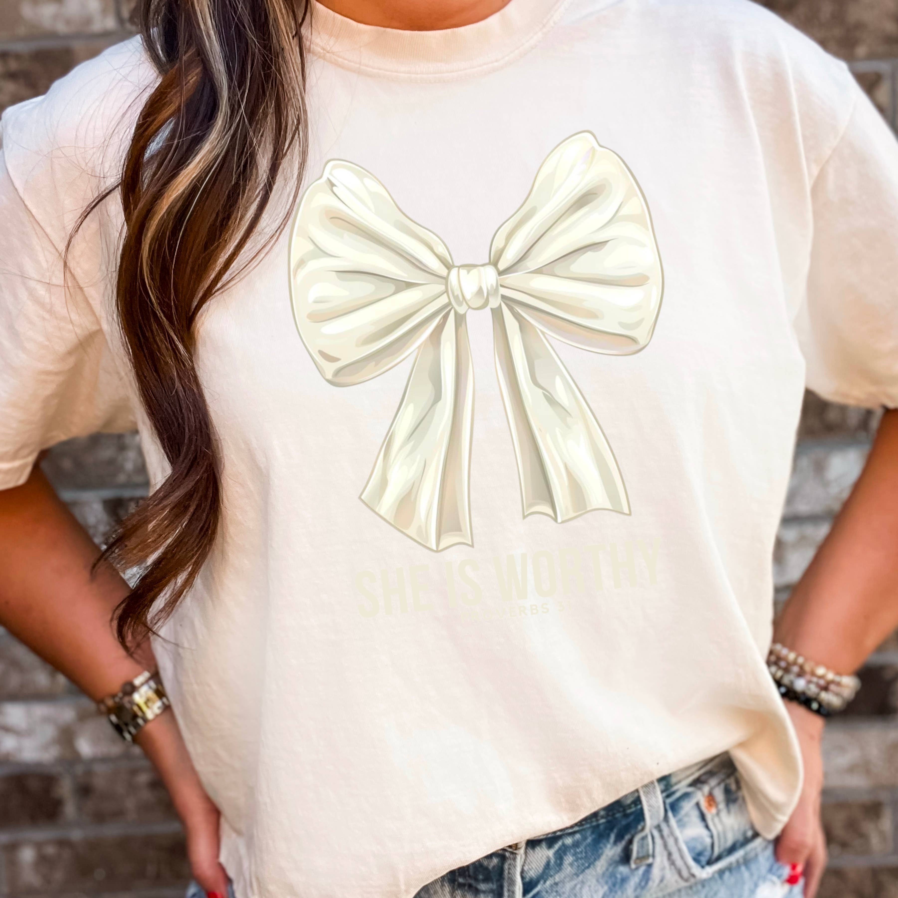 Shoppe SHC - Venta al por mayor Camiseta estampada - Mujer - Camiseta estampada She Is Worthy | Christian Apparel | Comfort Color1