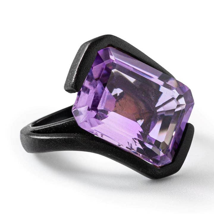 Nektar Ikonisk Design Svart Silverring med Naturlig Oktagonslipad Ametist för wholesale av German Kabirski