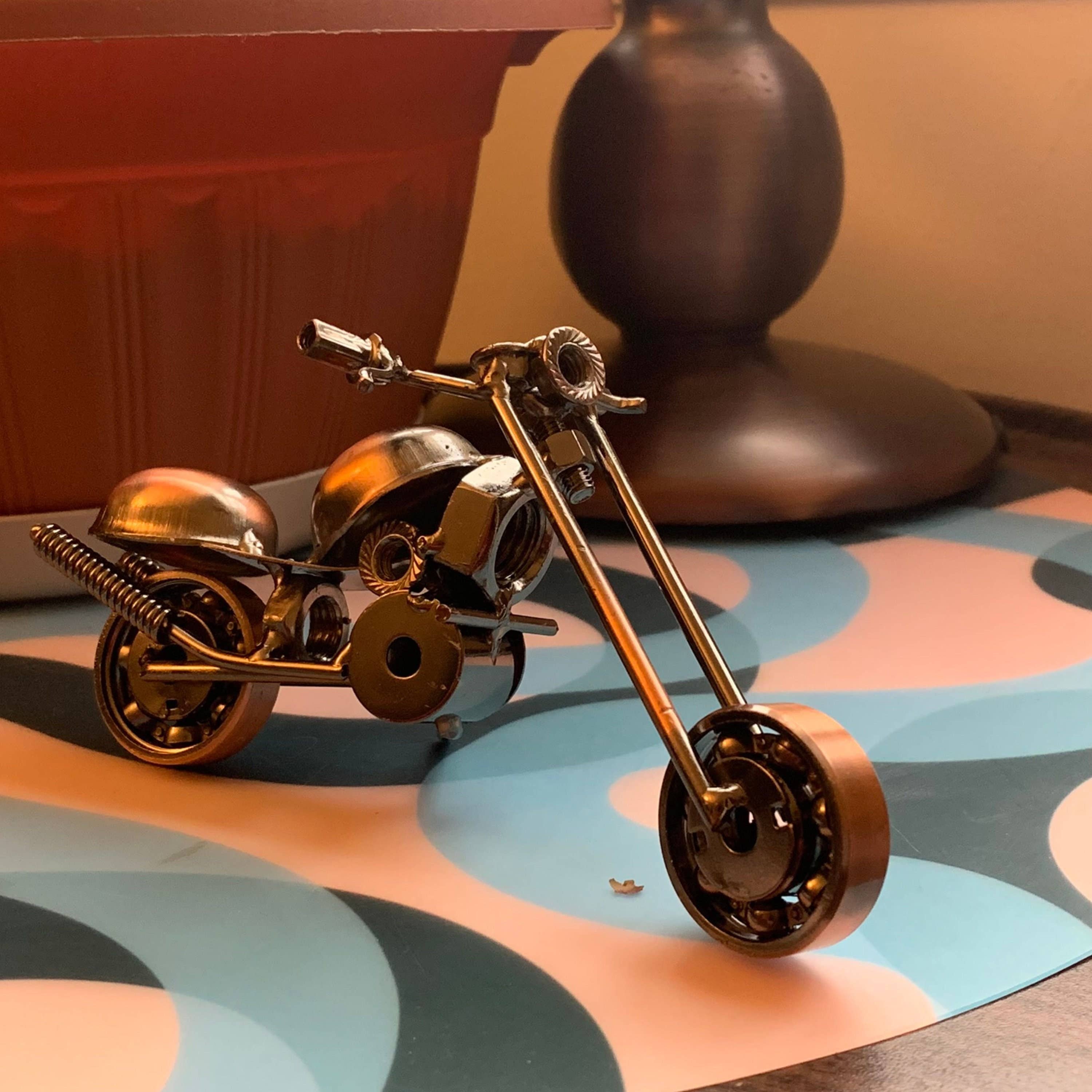 Magnifique Hearts - Wholesale Decorative Figurine - Upcycled Handmade Vintage Motorcycle Model, Retro Motor3