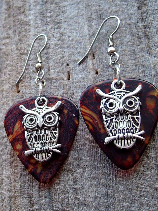 Ohrhänger „Eule Charm“ im Gitarren-Plektrum für den Großhandel von Simply Raevyn