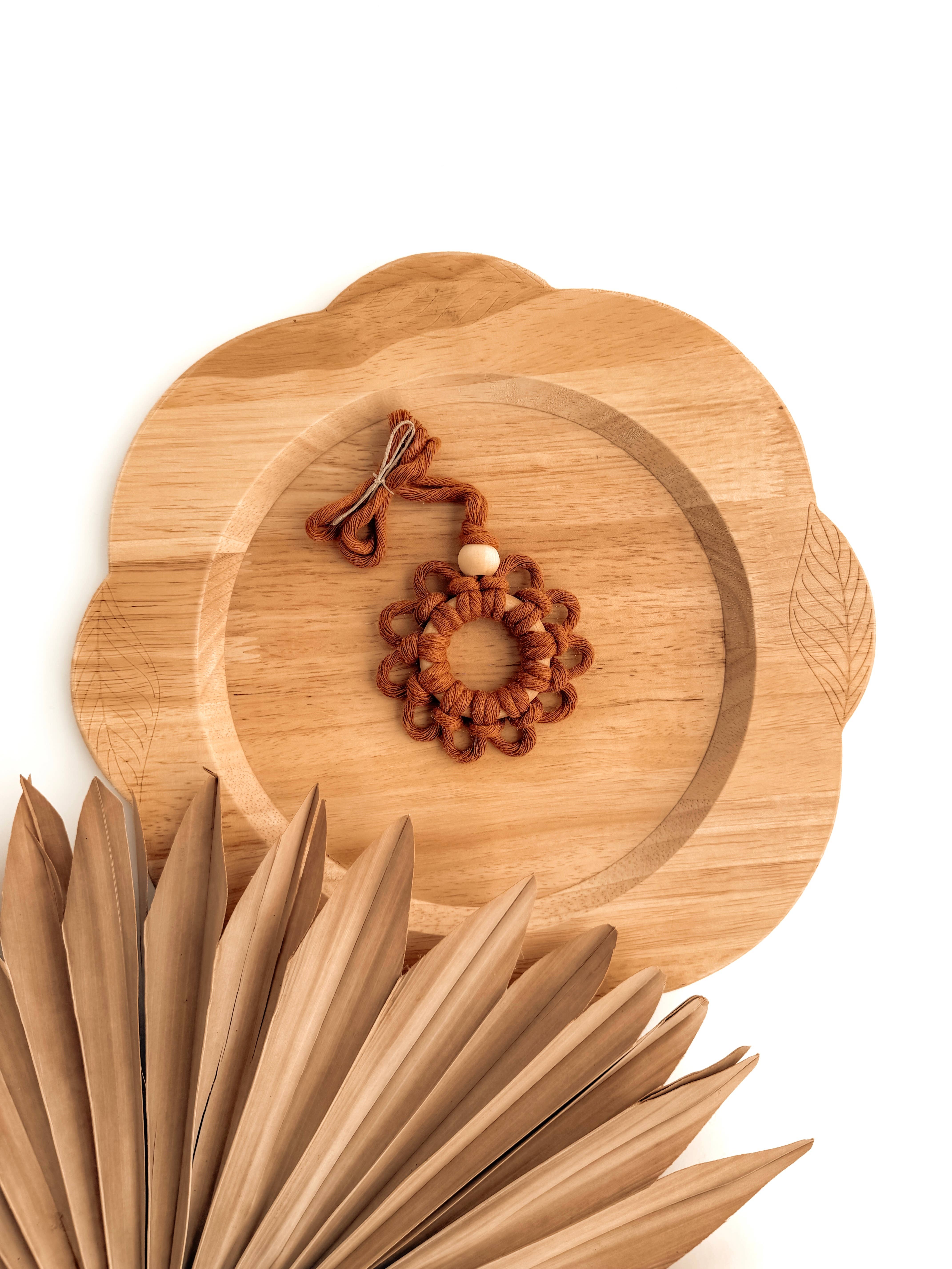 Meraki The Studio Co. - Vendita all'ingrosso Ciondolo decorativo per auto - Unisex - Ciondolo Macramè per Auto a Forma di Margherita | Profumatore d’Ambiente e Diffusore di Oli Essenziali1