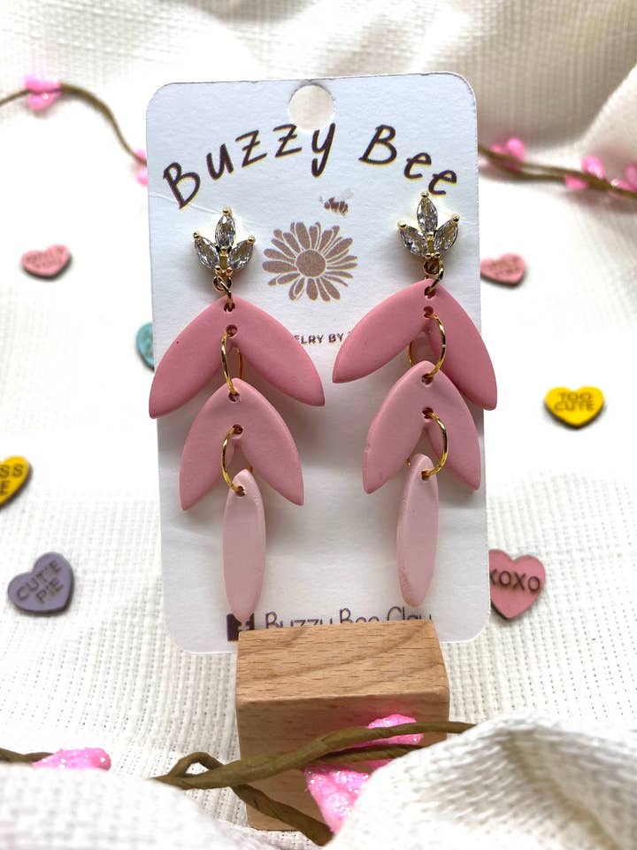 Pendentifs en forme de feuilles roses ombrées pour la vente par Buzzy bee clay