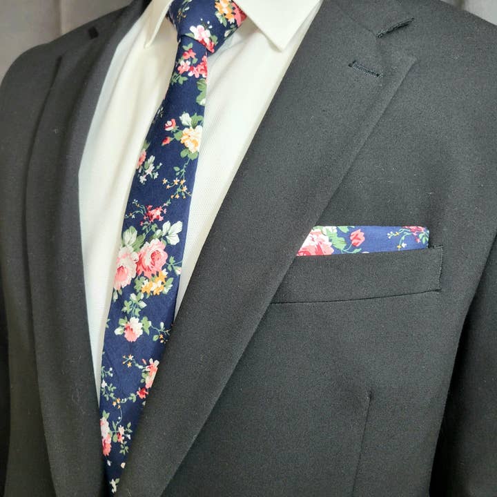 Krawatte und Einstecktuch mit Blumenmuster in Blau und Rosa für den Großhandel von The Upscale Banker