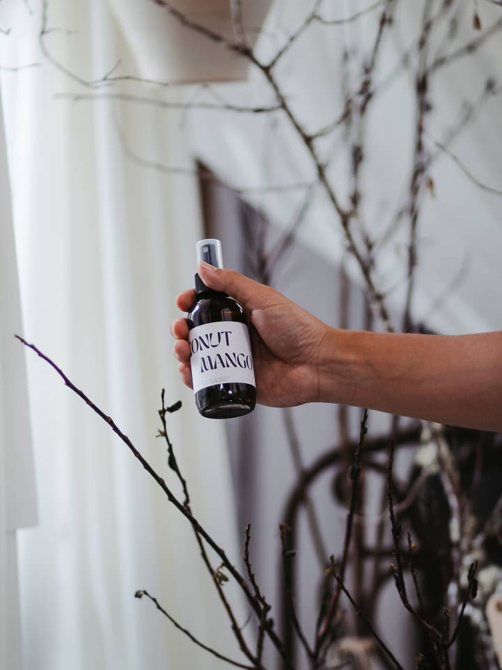 Etherische kokosnootolie/kamerspray op basis van gedestilleerd water voor wholesale door The Sivan Collection