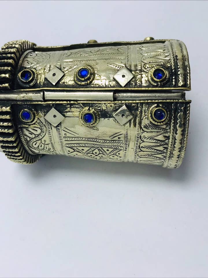Antikes afghanisches Manschettenarmband mit blauen Glassteinen, antik für den Großhandel von vintarust