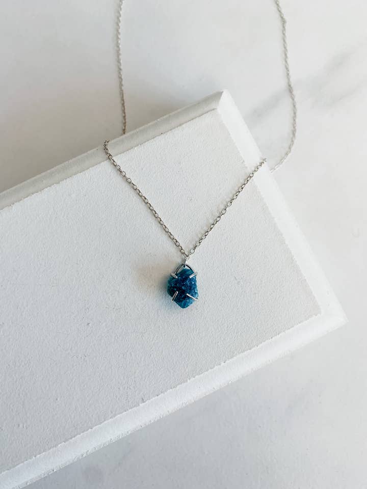 Collier en apatite bleue brute pour la vente par Simply Jules Jewelry