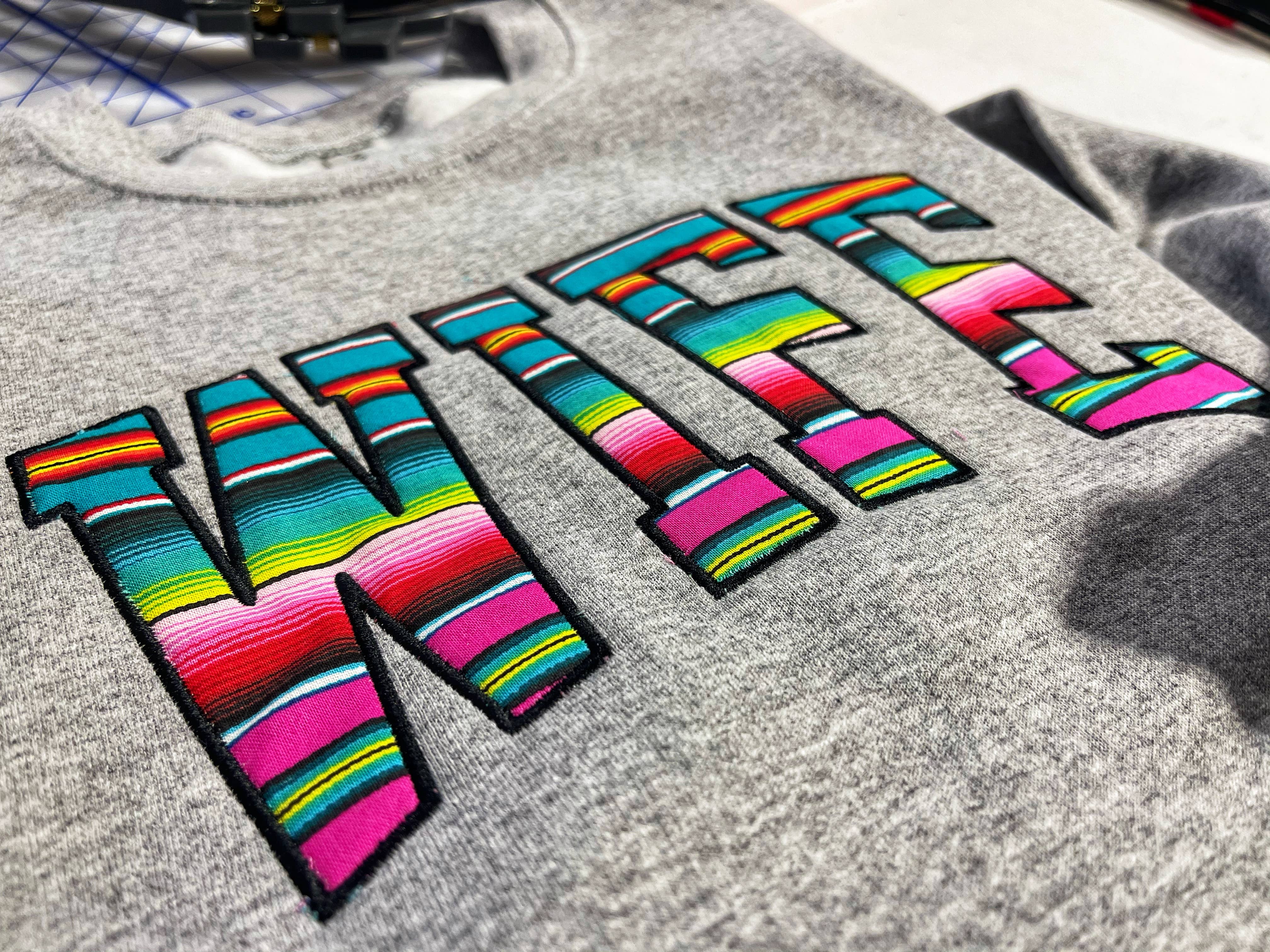 Buckin Barn Wholesale – Sweatshirt - Mulher por atacado – serape esposa bordada1