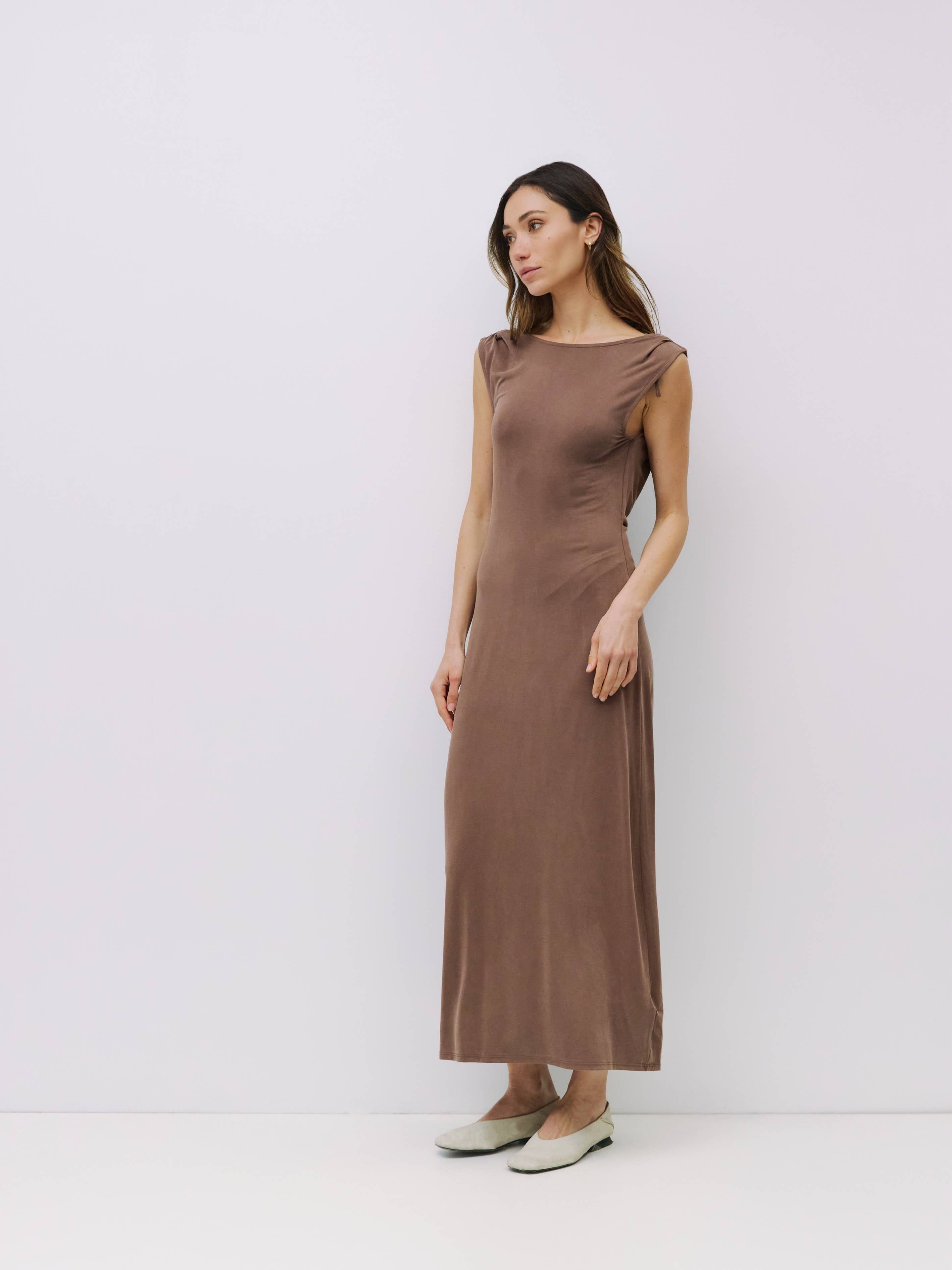 MOD REF – Großhandel Kleid – Damen – Das Benson-Kleid | Strick-Maxikleid mit Wasserfallausschnitt am Rücken15