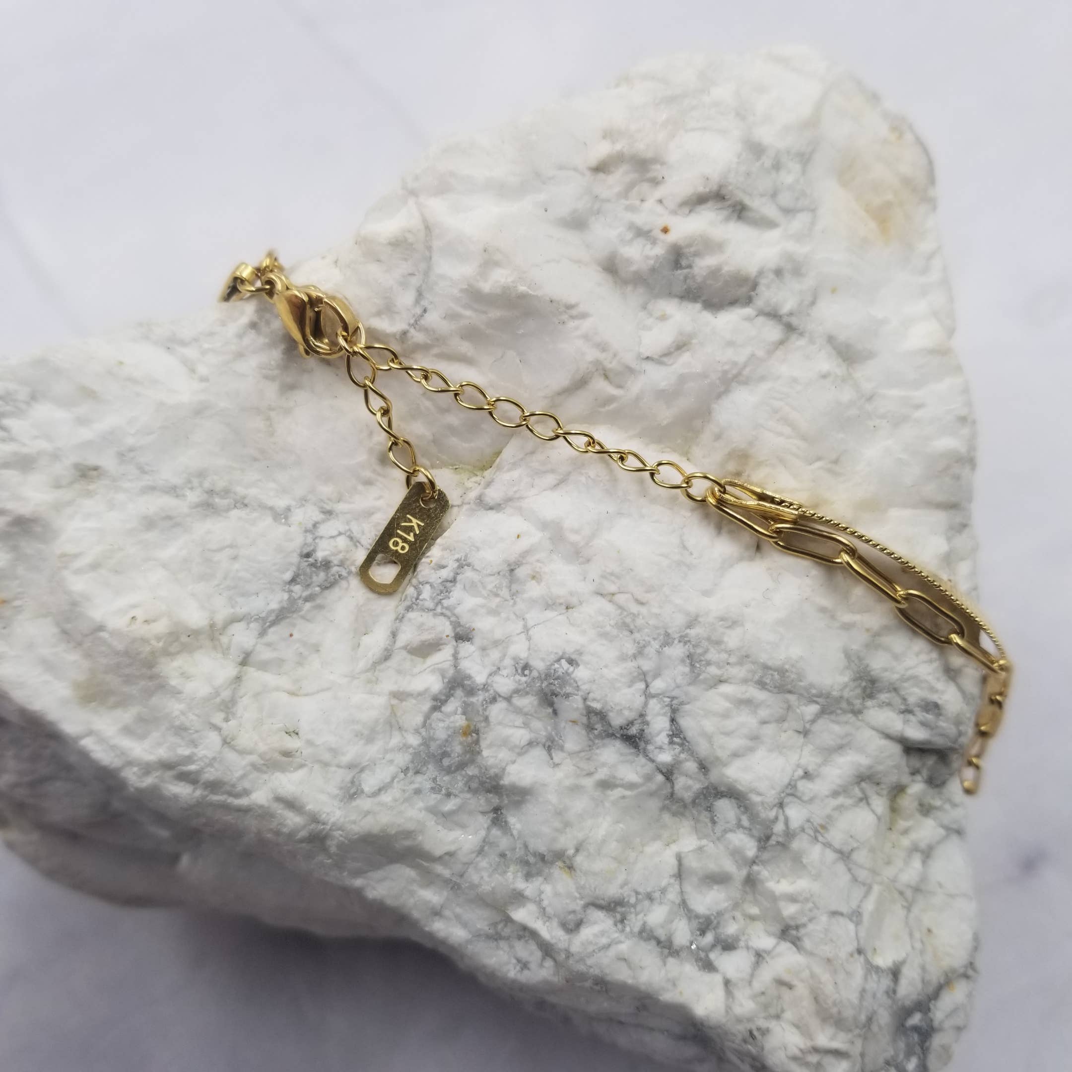 The Pretty Jewellery - Venta al por mayor Collares de cadenas y eslabones - Collar de cadena con clip de papel y hueso de arenque en capas, oro de 18 quilates1