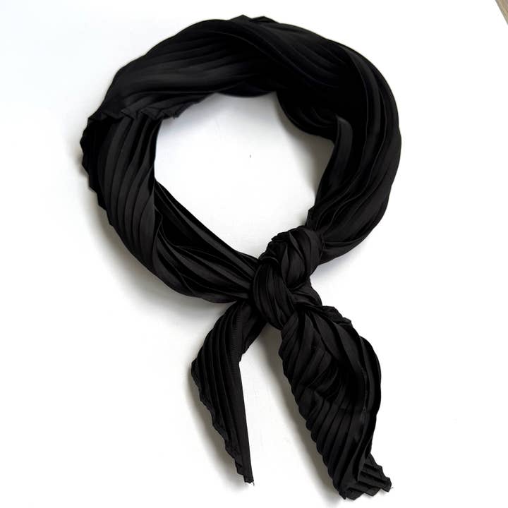 Plisseret ensfarvet krøllet tørklæde sort for engroshandel hos iconic mi
