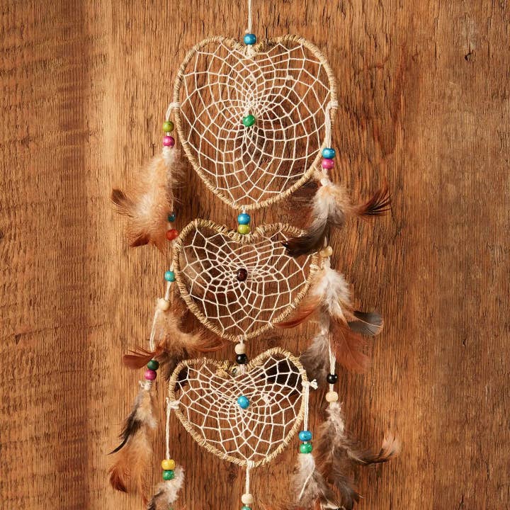 Drømmefanger med tre hjerter af naturlig hamp og perler for engroshandel hos The Hare And The Moon