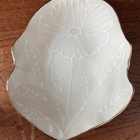 Plat en céramique fait main en forme de fleur crème floral & or pour la vente par Hsieh Clay SF