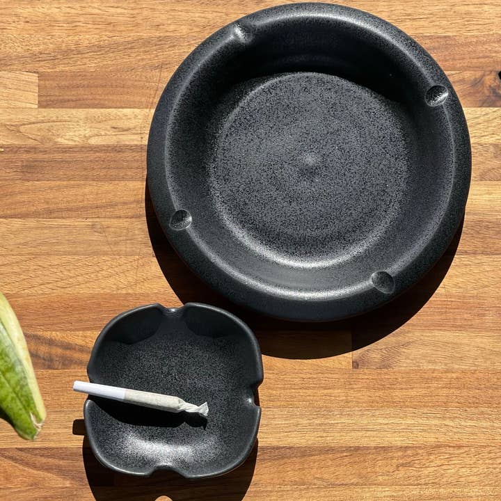 Kleine vierkante matzwarte porseleinen spiraalvormige asbak voor wholesale door Chrys' Porcelain