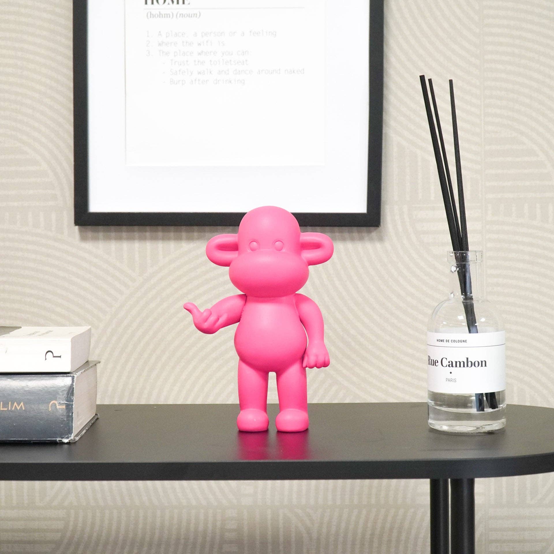 Housevitamin bv - Vente Figurine décorative - Ornement - Figurine singe « The Legend » en polyrésine rose - 11x7x19 cm3