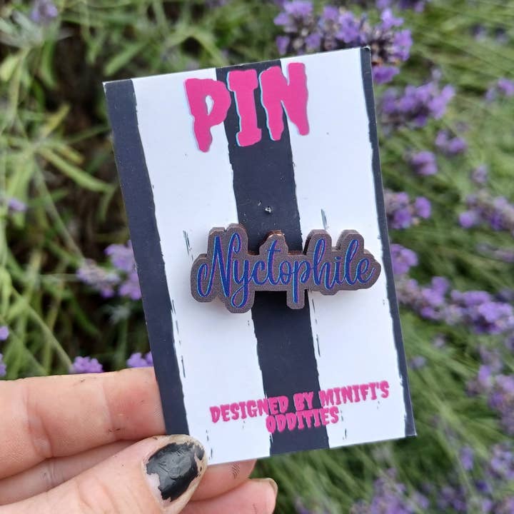 Distintivo in legno Nyctophile per la vendita all'ingrosso da parte di Minifi's Oddities