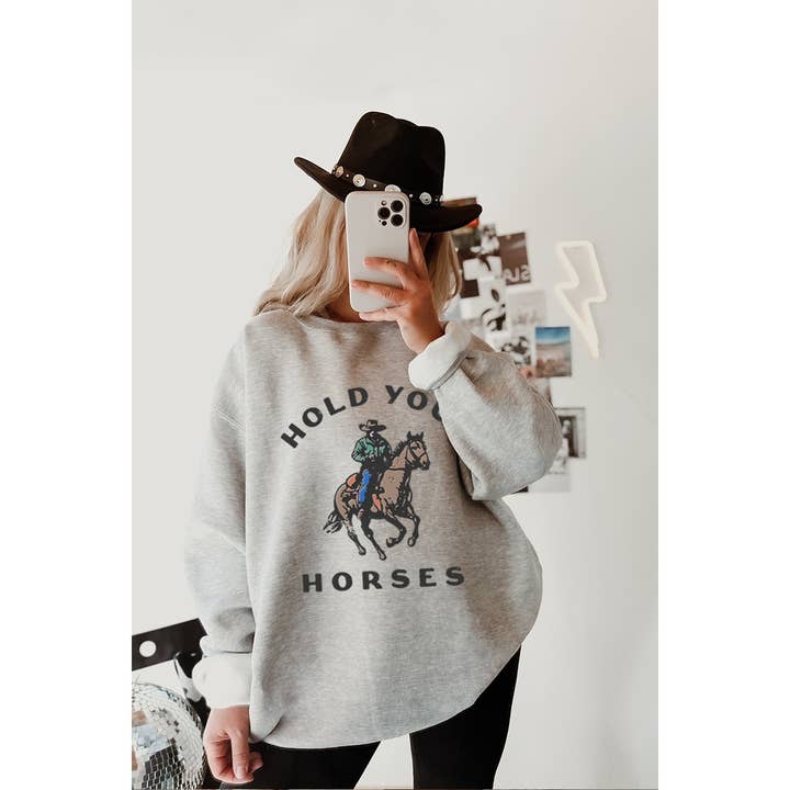 HOLD YOUR HORSES VINTAGE SWEATSHIRTS MET GRAFISCHE PRINT voor wholesale door Illustrated Society