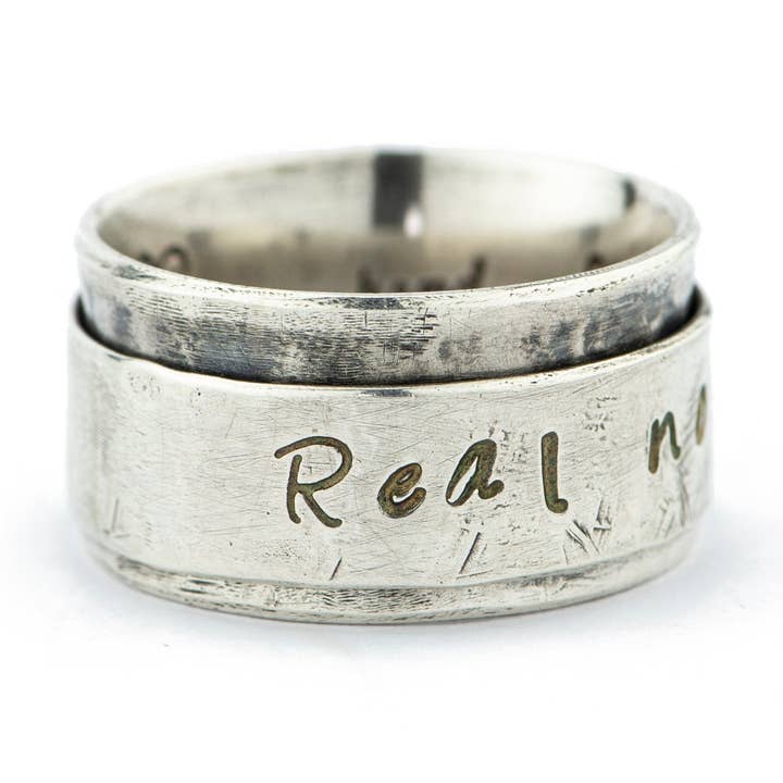 Anello rotante fatto a mano con parole di speranza 'Reale Non Perfetto' per la vendita all'ingrosso da parte di Frankly Lovely Jewellery