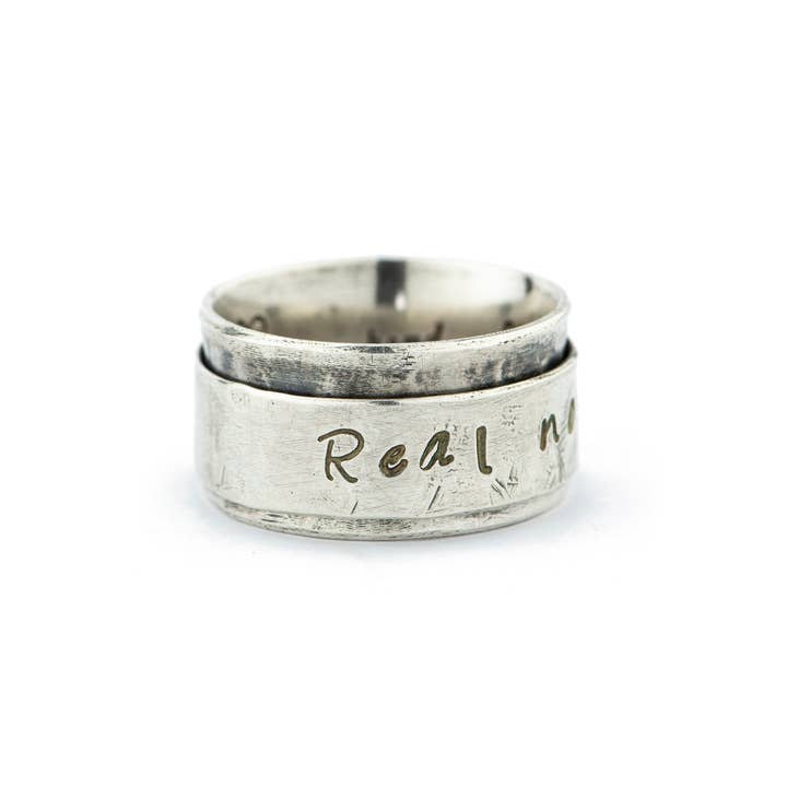 Håndlavet spinner-ring med håbets ord 'Ægte Ikke Perfekt' for engroshandel hos Frankly Lovely Jewellery