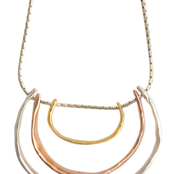 Collana Formentera con tre pendenti a mezzaluna per la vendita all'ingrosso da parte di Karen Hallam Jewelry