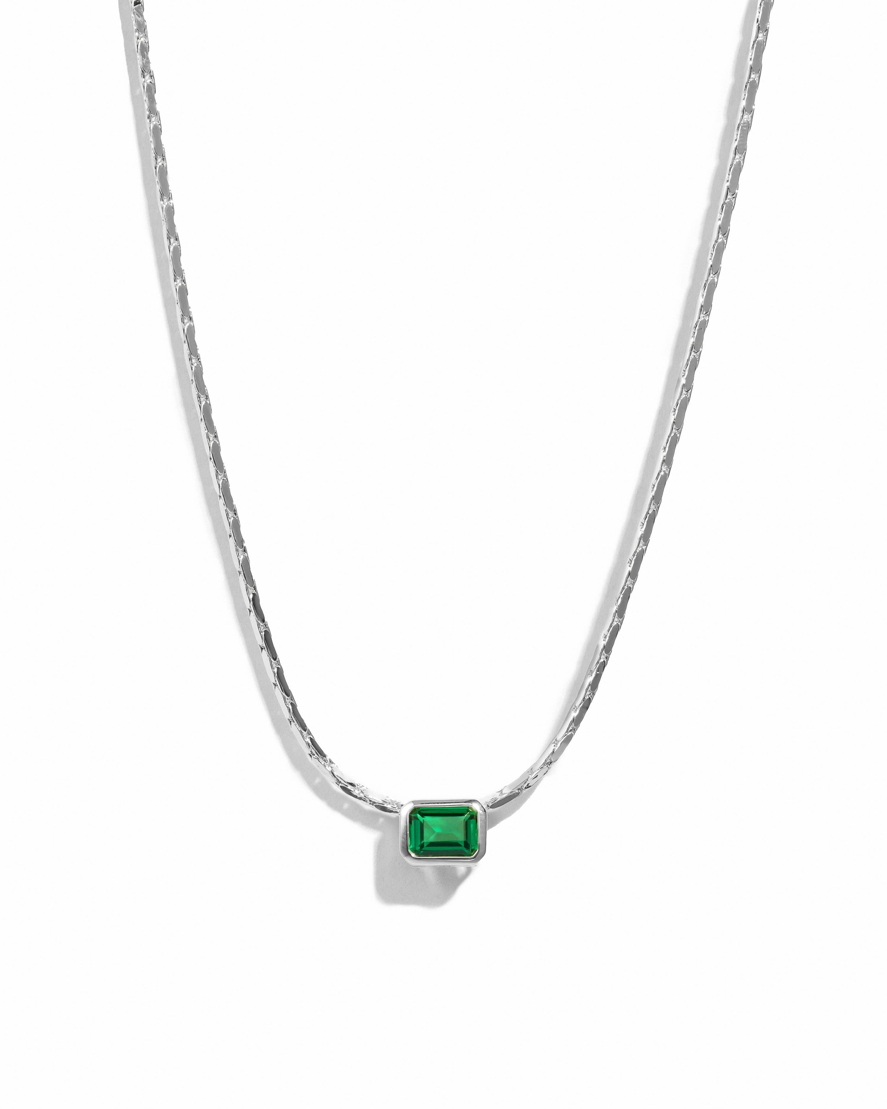 Sami Jewels – Großhandel Kette mit Anhänger/Charm – Smaragd Baguette Lünette Statement2