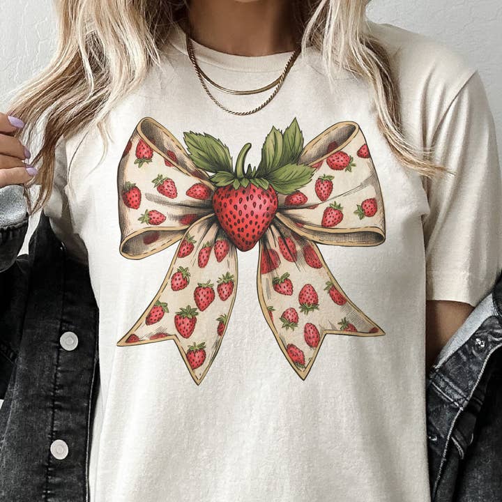 Par.tees by Party On! – Engroshandel Grafisk t-shirt - Dame – T-shirt med jordbær og sløjfe – Landmandsmarked og frugtfestival3