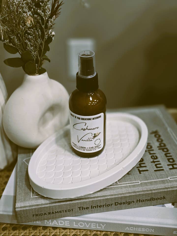 Spray d'intérieur et de lin en cachemire et vanille pour la vente par Sweet 'n' Fab Creationz Interiors