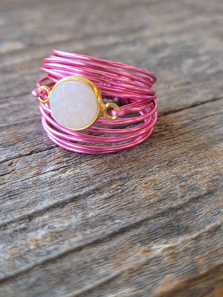 Torrey ring in felroze met witte druzy voor wholesale door A Blonde and Her Bag