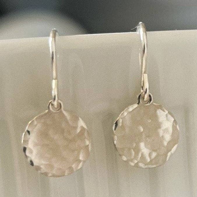 Boucles d'oreilles martelées Drop Circle pour la vente par Sela+Sage