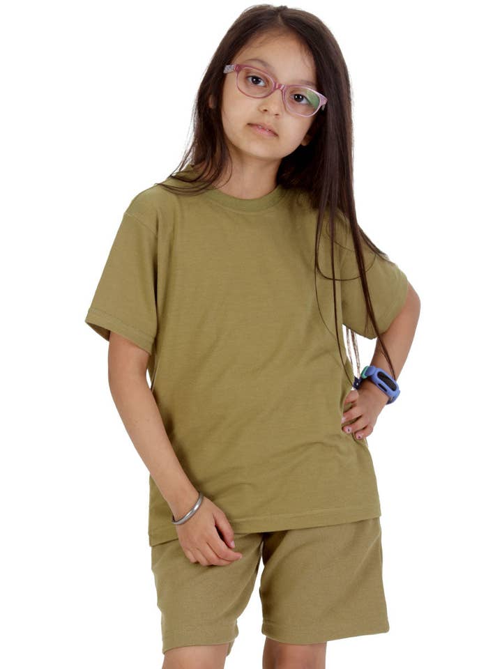 Set t-shirt e pantaloncini verde oliva per bambini per la vendita all'ingrosso da parte di Trendy Toggs