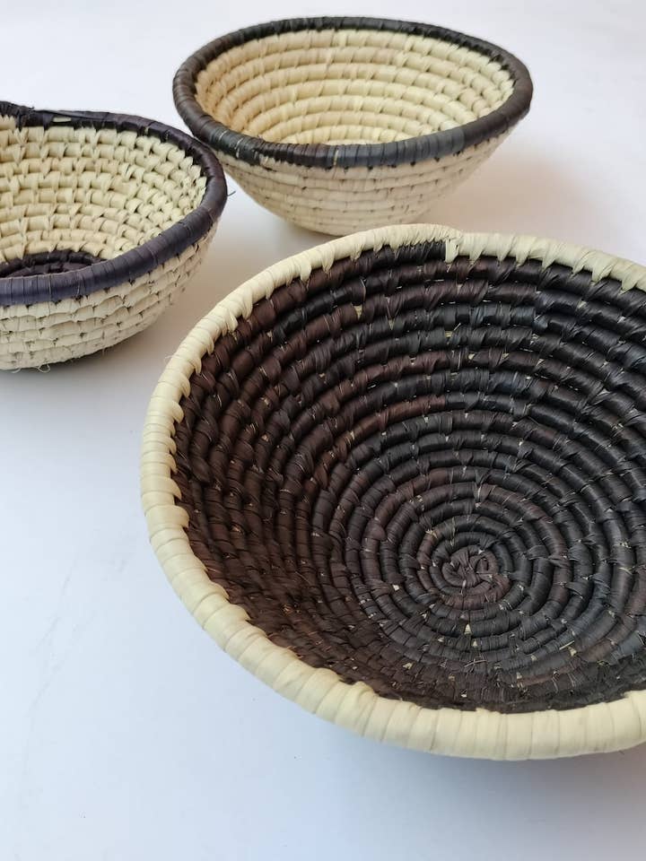 CONFEZIONE DA 3 ciotole fatte a mano in foglia di palma per la vendita all'ingrosso da parte di Intertrade s.a
