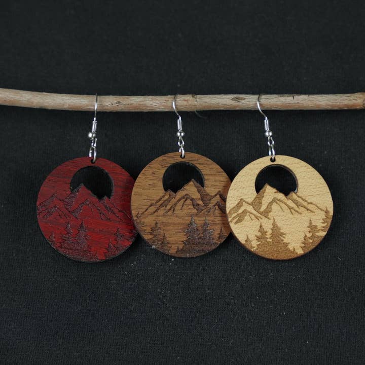 Träörhängen med cirkulär bergskog hängande design för wholesale av Ash & Cedar Woodworking