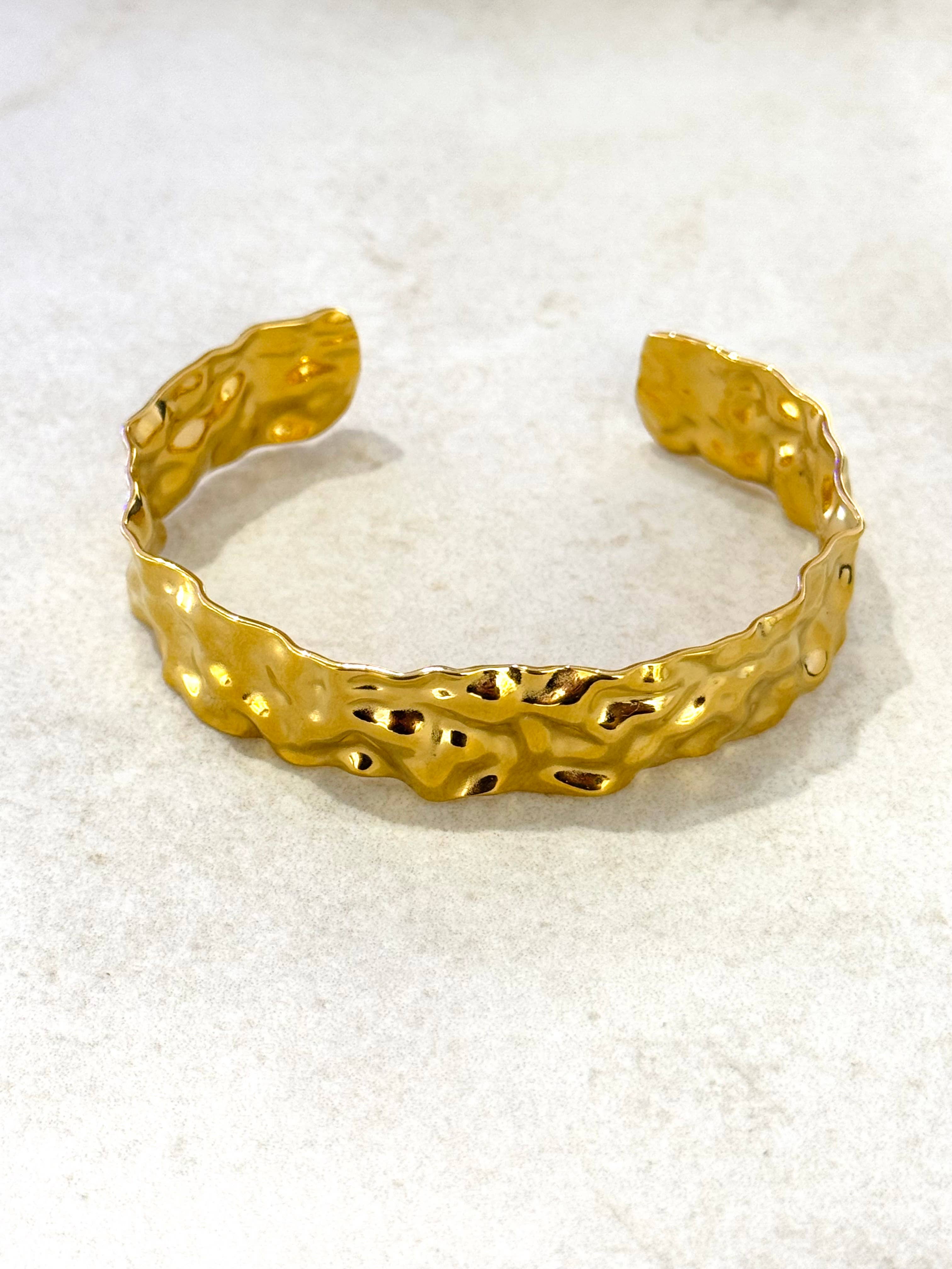 Cassette Barcelona – Großhandel Manschettenarmband – Catey Armreif aus Edelstahl mit 14 Karat Goldbeschichtung0