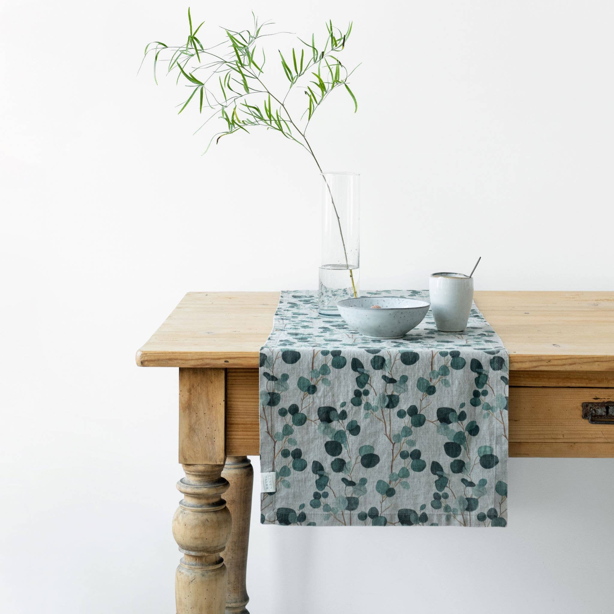 Linen Tales (We cover U.S. import duties) – wholesale Löpare – Löpare av naturlig linne med eukalyptusmotiv