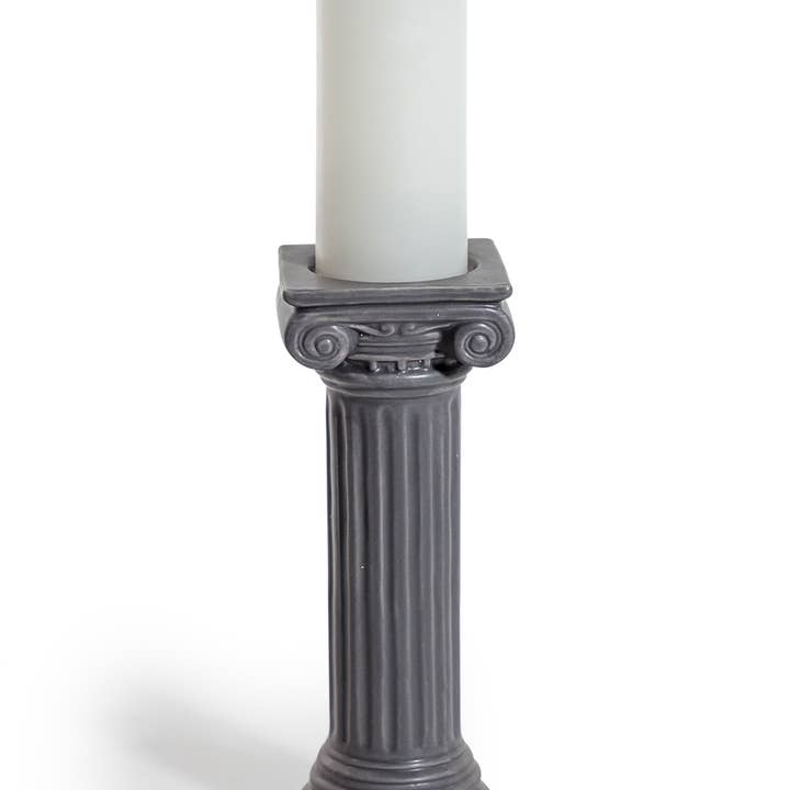 Portavelas de cerámica con columna iónica grande, gris mate para venta al por mayor de McGowan & Rutherford Ltd