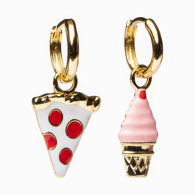 Boucles d’oreilles créoles dorées 22 carats avec pendentifs pizza et glace pour la vente par Yellow Owl Workshop