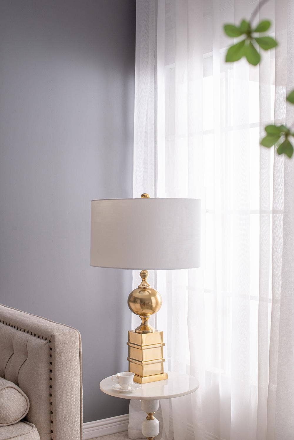 A&B Home Group Inc. – Candeeiro de secretária/decorativo por atacado – Candeeiro de Mesa D18x27,5" - Dourado/Branco1