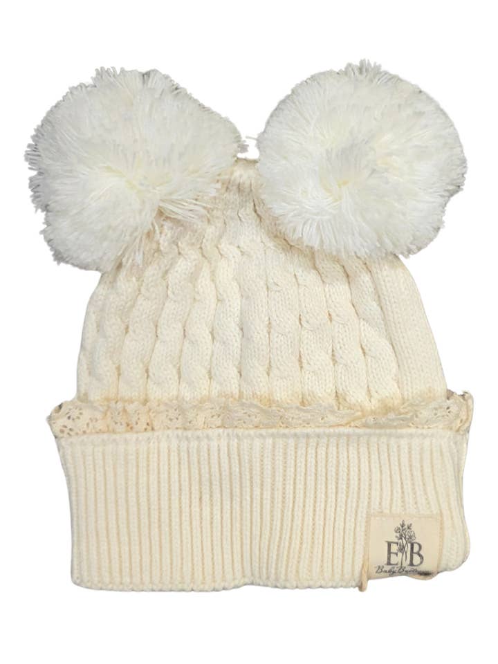 Bonnet en maille à double pompon avec bordure en dentelle pour la vente par Evvie Bean's