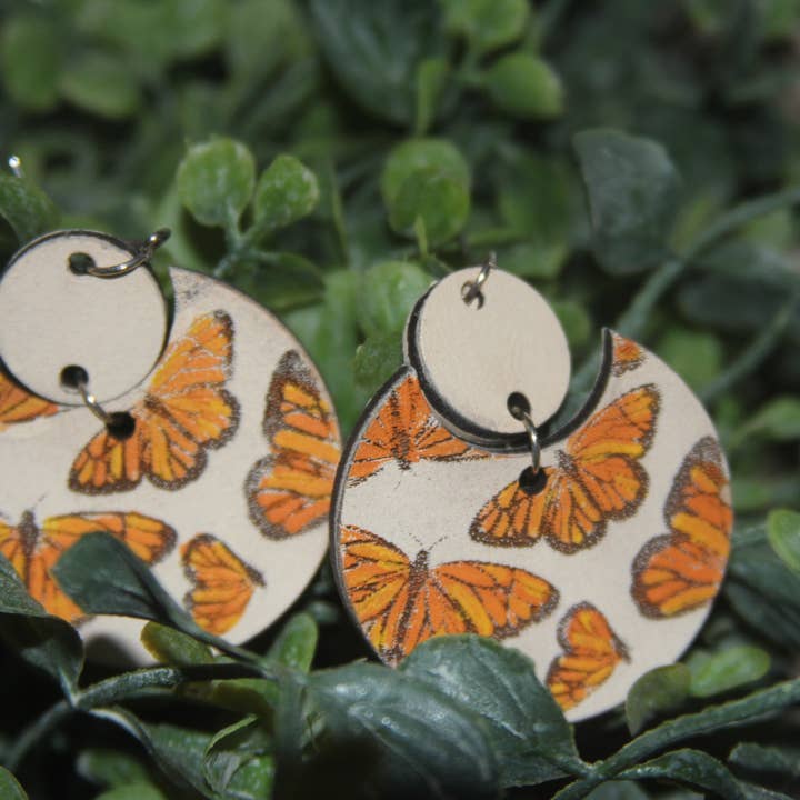 Hermosos pendientes colgantes naranjas de 2 piezas con forma de mariposas para venta al por mayor de NYOG Side Hustle