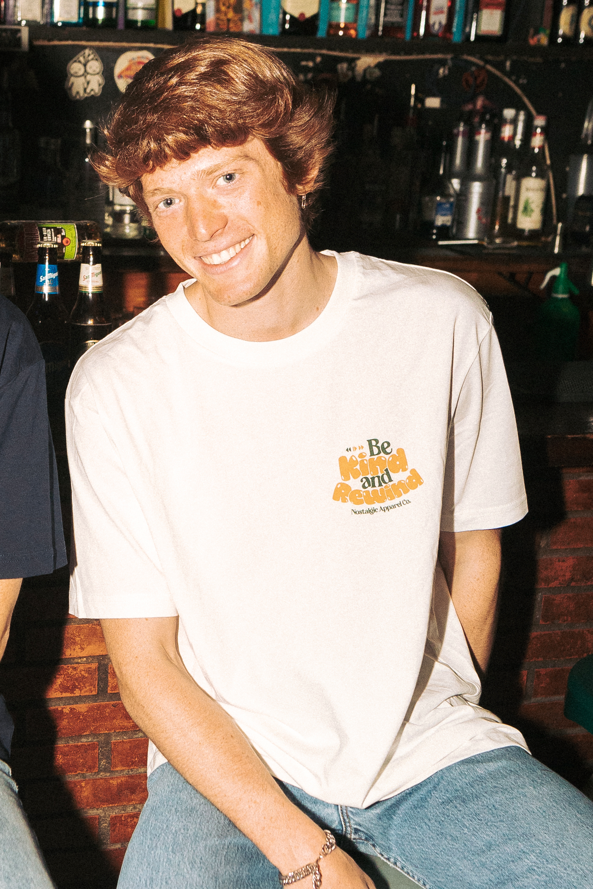 Nostalgic Apparel - Vente T-shirt sérigraphié – unisexe - Soyez gentil et revenez en arrière | OffWhite Tee1