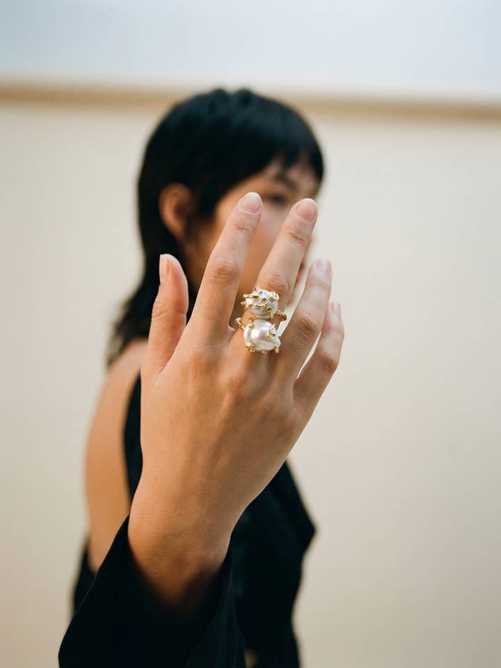 Åben ring med 18K guldbelagte barokperler for engroshandel hos PHOEBE´S