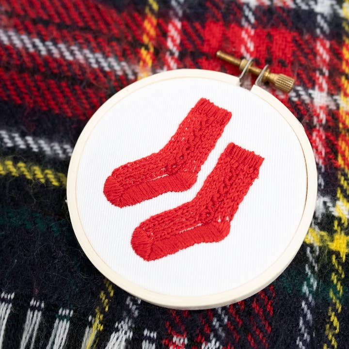 kdornbier embroidery - Wholesale Borduurbenodigdheden - Borduurpakket met gebreide kabelsokken en ornamenten3