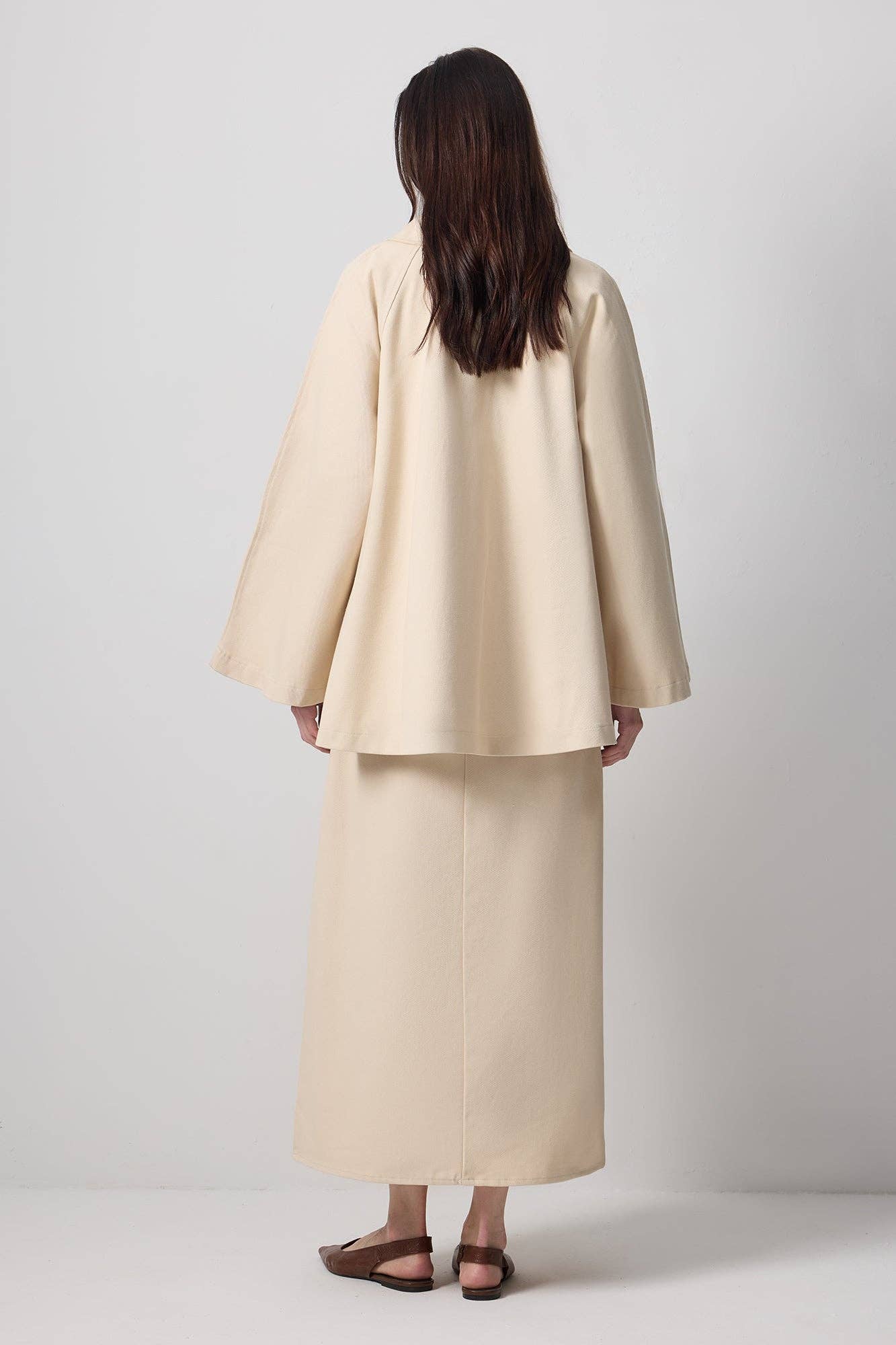 Crème Trench-coat court en gabardine de coton – Détail manches évasées en vente sur Faire3