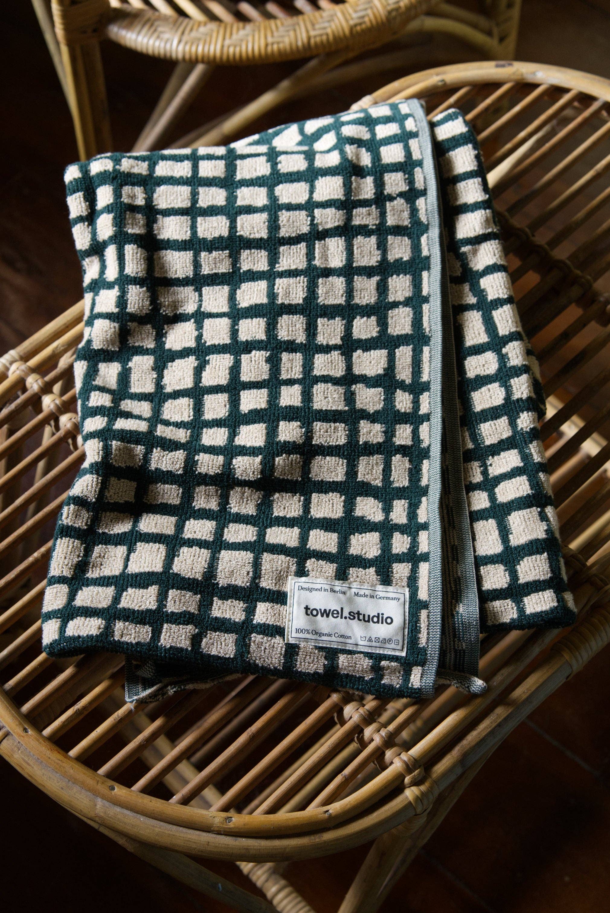 towel.studio – wholesale Strandhandduk – Bold Grid badhandduk i skogsgrönt4