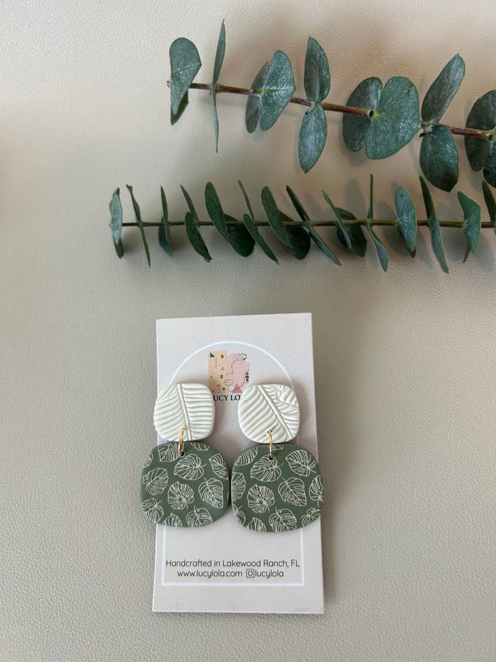 Der Maria-Monstera-Druck — Cremefarben auf Salbei für den Großhandel von lucylola