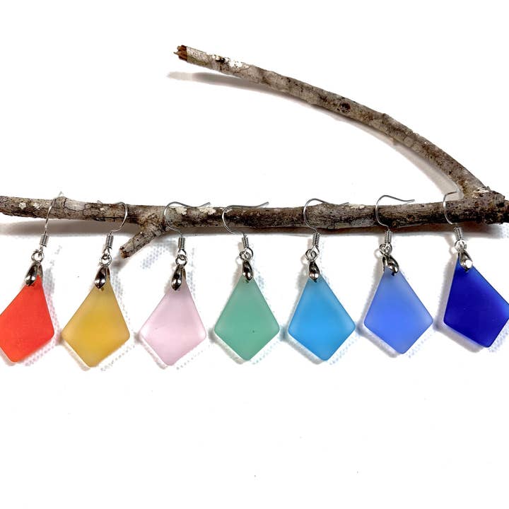 Assortimento di orecchini in vetro marino in triangoli gonfi per la vendita all'ingrosso da parte di Devi Creations