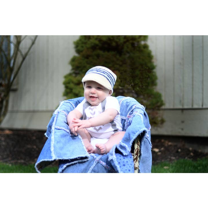 Beige mit Visier gehäkelter handgefertigter Heirloom Baby-Geschenkmütze für den Großhandel von The Daisy Baby LLC