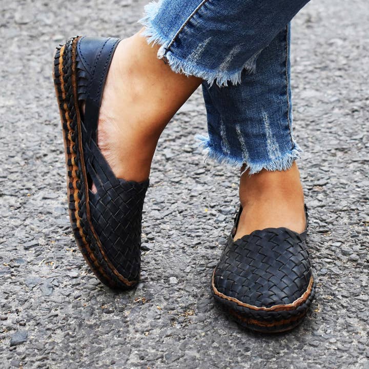 Marineblauwe handgemaakte Huarache lederen sandalen voor dames voor wholesale door Raahi Global