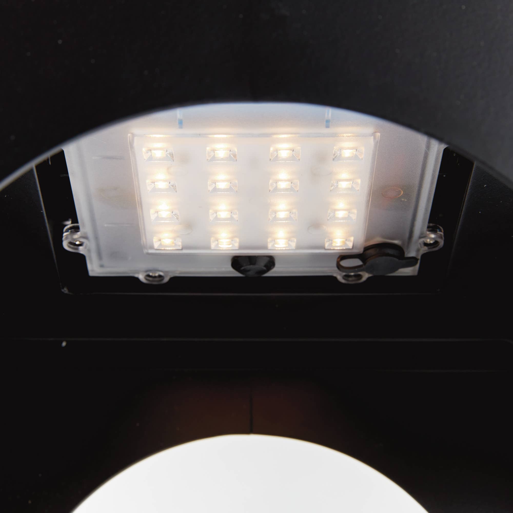 Napa Home & Garden - Vendita all'ingrosso Lanterne - Lanterna solare senza fili Brooks 24", nera1